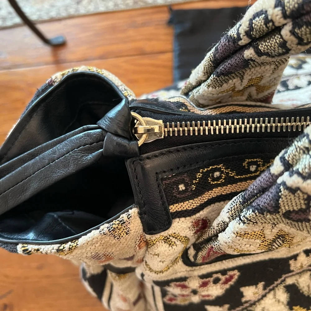 Elegant Authentic Gucci Tapestry Handbag - Picture 13 of 15